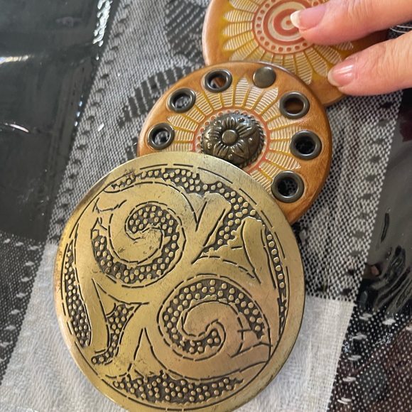 Brass buckle belt leather discs in one size. - Picture 5 of 9